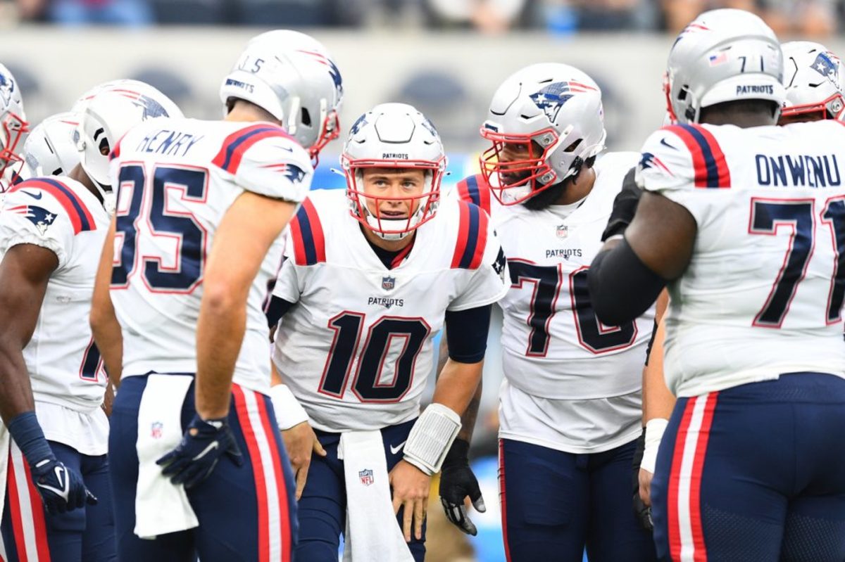 Mac-Jones-Patriots-Huddle-1024x682